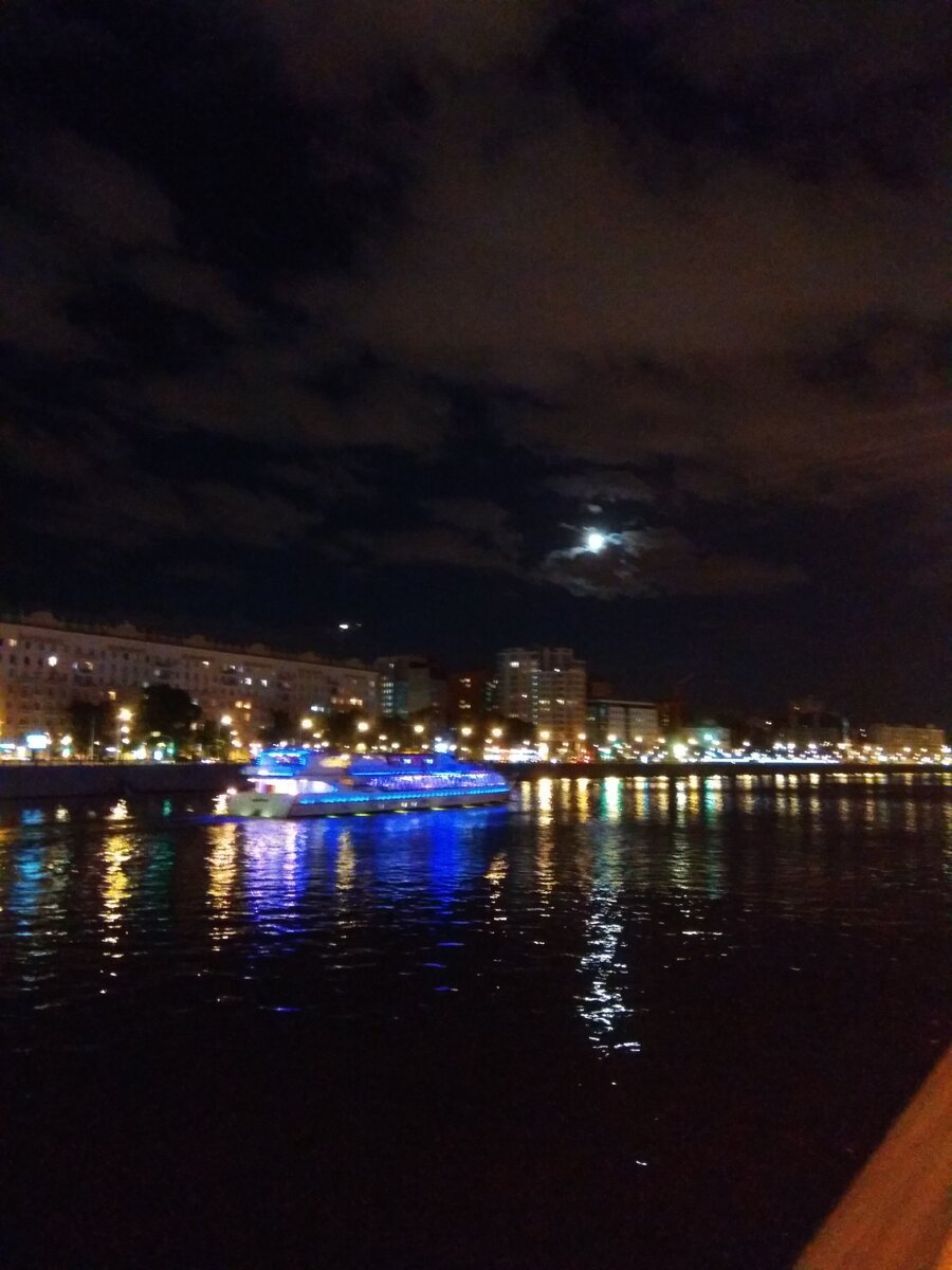 Теплоход и ночная Москва.