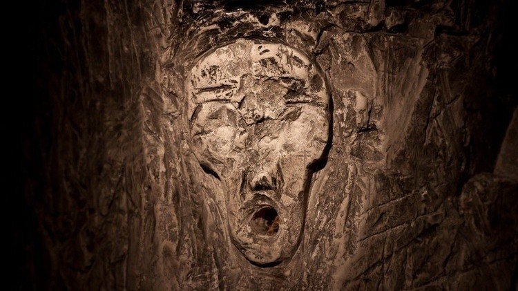 Со стен безмолвно взирают вырубленные монахами таинственные лики. 