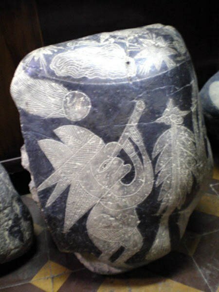 
"В музее Государственного университета Перу хранится камень, на котором вырезана фигура человека. Исследование показало, что она была вырезана 30 тысяч лет назад. Но эта фигура в одежде, в шляпе и обуви держит в руках телескоп и наблюдает за небесным телом. Как 30 тысяч лет назад люди умели ткать? Как может быть, чтобы люди уже тогда ходили в одежде? Совсем непостижимо то, что он держит в руках телескоп и наблюдает за небесным телом. Значит, он обладает ещё определенными астрономическими знаниями. Для нас давно известно, что европеец Галилей изобрел телескоп всего 300 с лишним лет назад. Кто же изобрел этот телескоп 30 тысяч лет назад?"
Отрывок из книги "Фалунь Дафа".