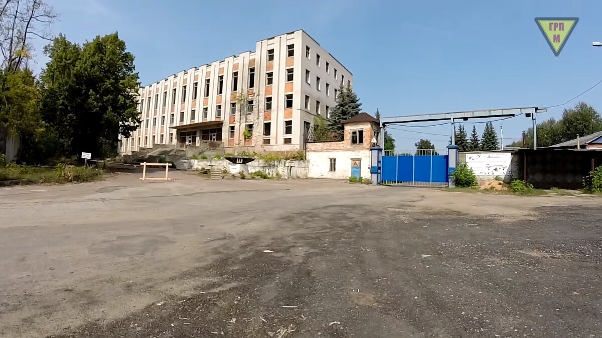 Главный корпус Клинцовского завода телефонной аппаратуры с недействующим КПП и воротами. Под корпусом находится бомбоубежище.
