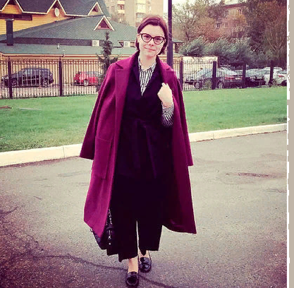 Молодая избранница Петросяна предпочитает одеваться старомодно