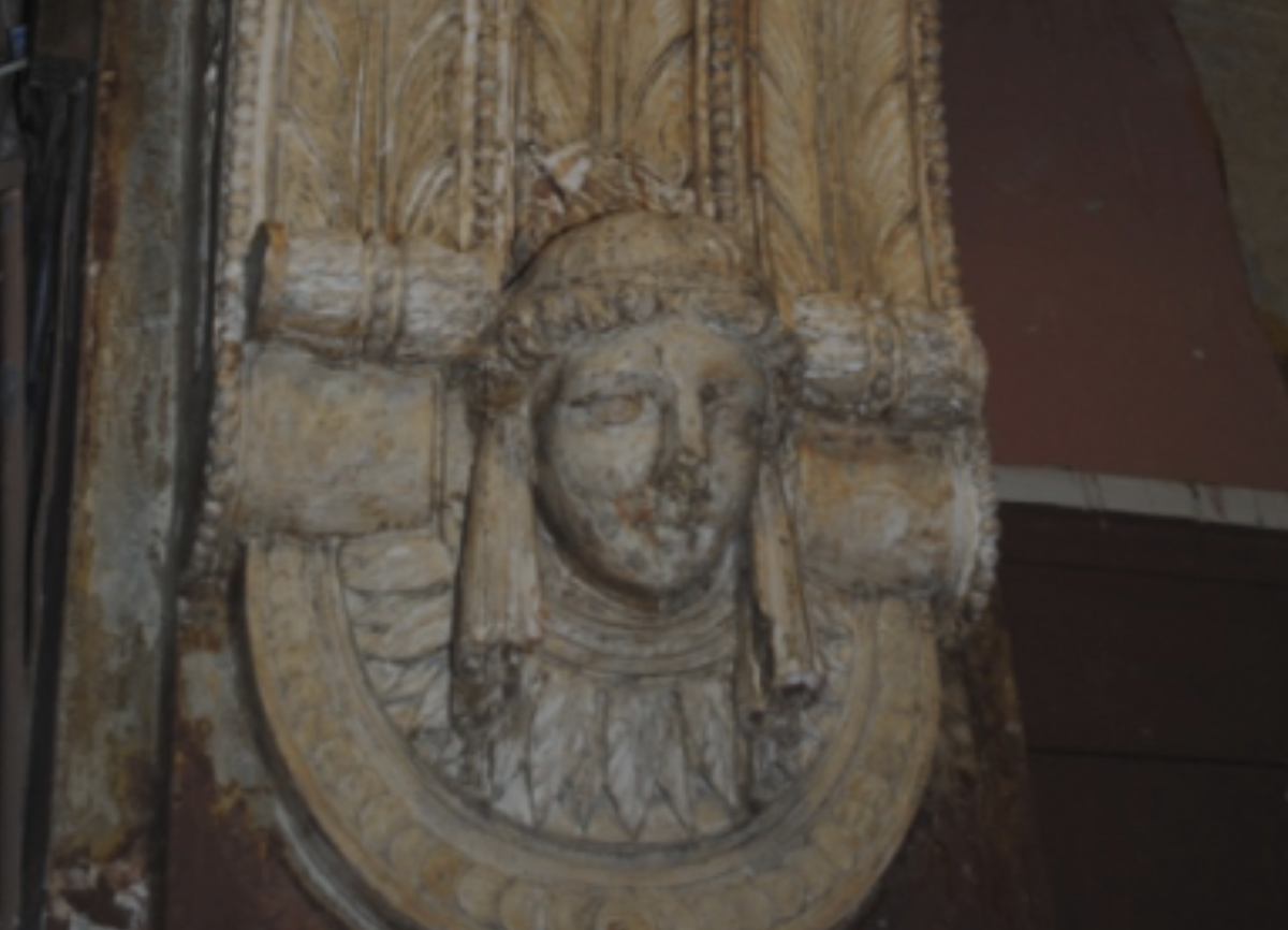 Особенно удручали украшения — женские головки без носов, раскрашенные масляной краской. 