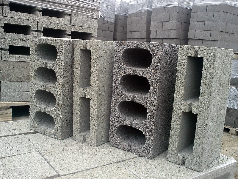 Шлакоблоки разных видов (источник фото: Яндекс.Картинки)