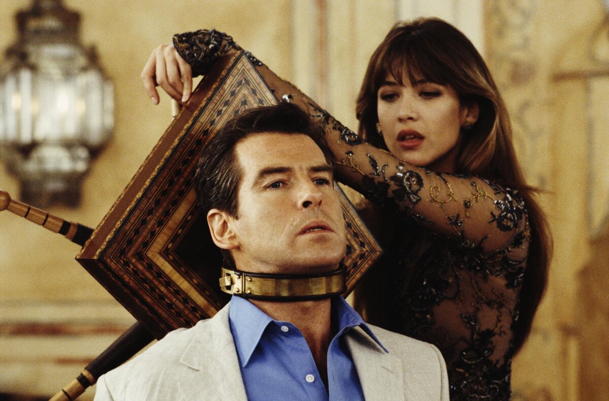 Кадр из фильма "И целого мира мало " 1999г.