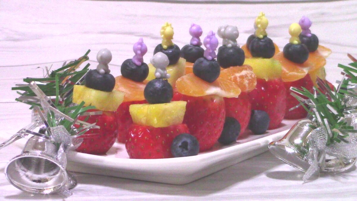 Красивая фруктовая нарезка к праздничный стол! .Нарезка фруктов - это отличный вариант красиво оформить свой праздничный Новогодний стол .  Фруктовую тарелку и канапе на Новый год сделать легко и просто! 