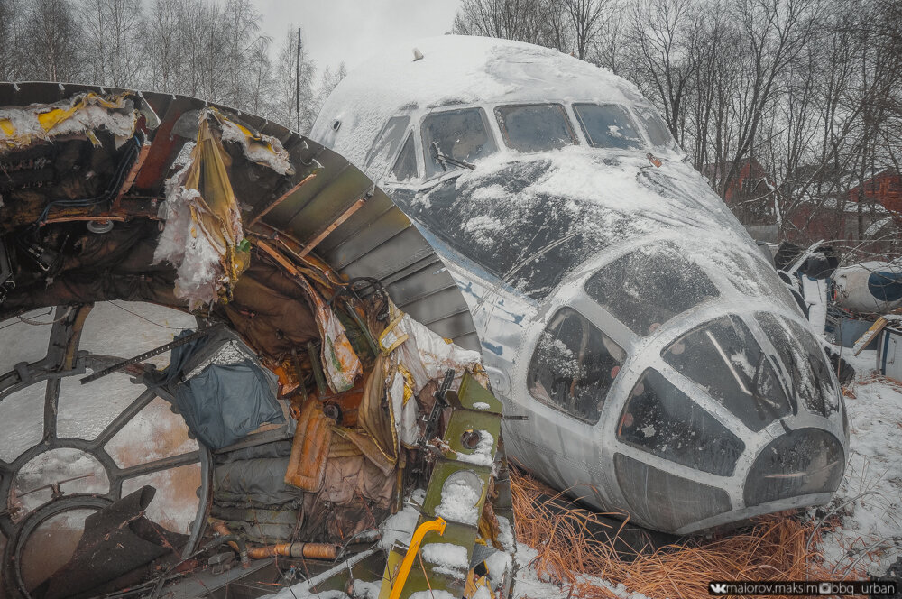 Обнаружил разорванный на куски АН-12 в поле у деревни! Залез в кабину, показываю фото изнутри