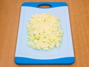 Лук мелко нарезать.