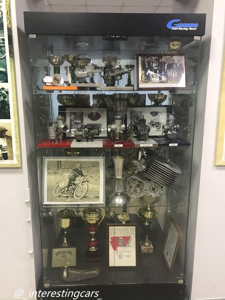Кубки, карбюраторы и прочие экспонаты за стеклом