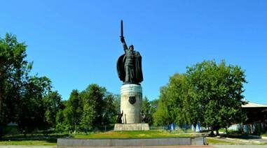 С прозвищем Ильи, а вернее, с местом его рождения связан спор между Россией и Украиной. Россияне стоят горой за то, что его родиной должен считаться Муром. Недаром же богатырь так и зовется - Муромец. В этом городе в 1999 году даже был поставлен ему памятник.