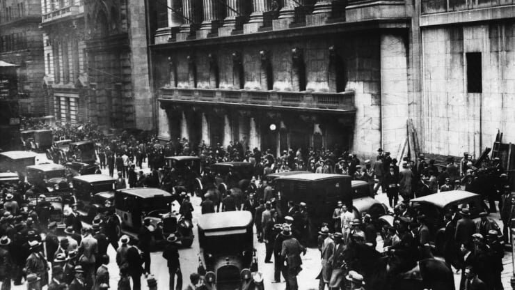 Люди собираются на Уолл-стрит перед Нью-Йоркской фондовой биржей, 25 октября 1929 года. Источник фото Getty Images