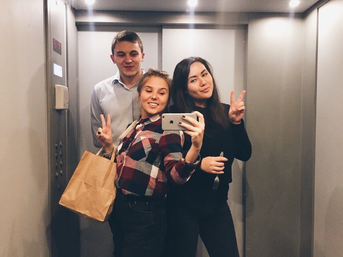 Мужчина в лифте в костюме