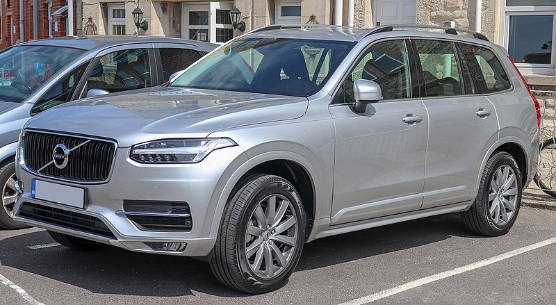 Volvo XC90 — внедорожник SUV также позиционируется как кроссовер, производящийся шведской компанией Volvo Cars. Впервые показан на Детройтском автосалоне 2002 года. Основан на платформе P2, на которой также основан Volvo S80 и другие большие автомобили Volvo. Автомобиль отличный 