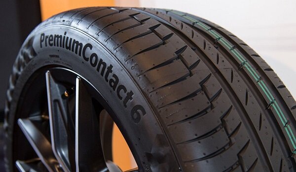 
Летние шины Continental уже много лет считаются одними из лучших на рынке. Они предназначены в основном для автомобилей бюджетного, среднего и высокого класса и является своего рода компромиссом между экономичностью и спортивными характеристиками. PremiumContact 6 достаточно мягкие шины. По этой причине их очень часто выбирают водители, которые регулярно путешествуют как по городу, так и по маршруту, наслаждаясь более динамичной ездой.