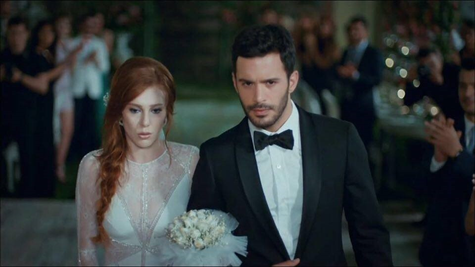 Дафна турецкий сериал. Турецкий сериал любовь Дефне. Турецкий сериал Дефне и Омер. Турецкий сериал героиня Дефне.
