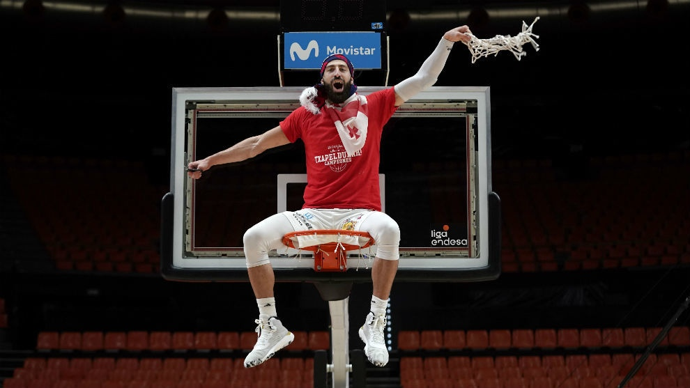 фото: Marca | игрок "Басконии" Шенгелия на врешине после финала!