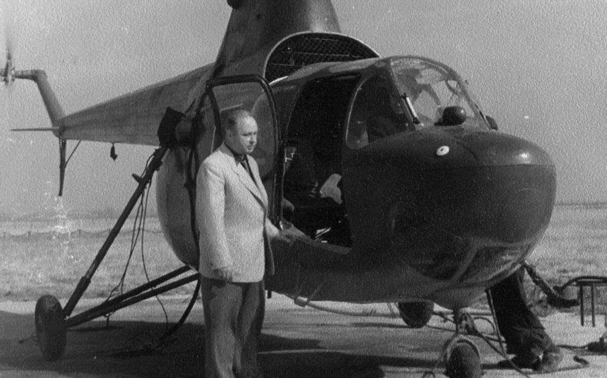 Михаил Леонтьевич Миль со своим детищем Ми- 1