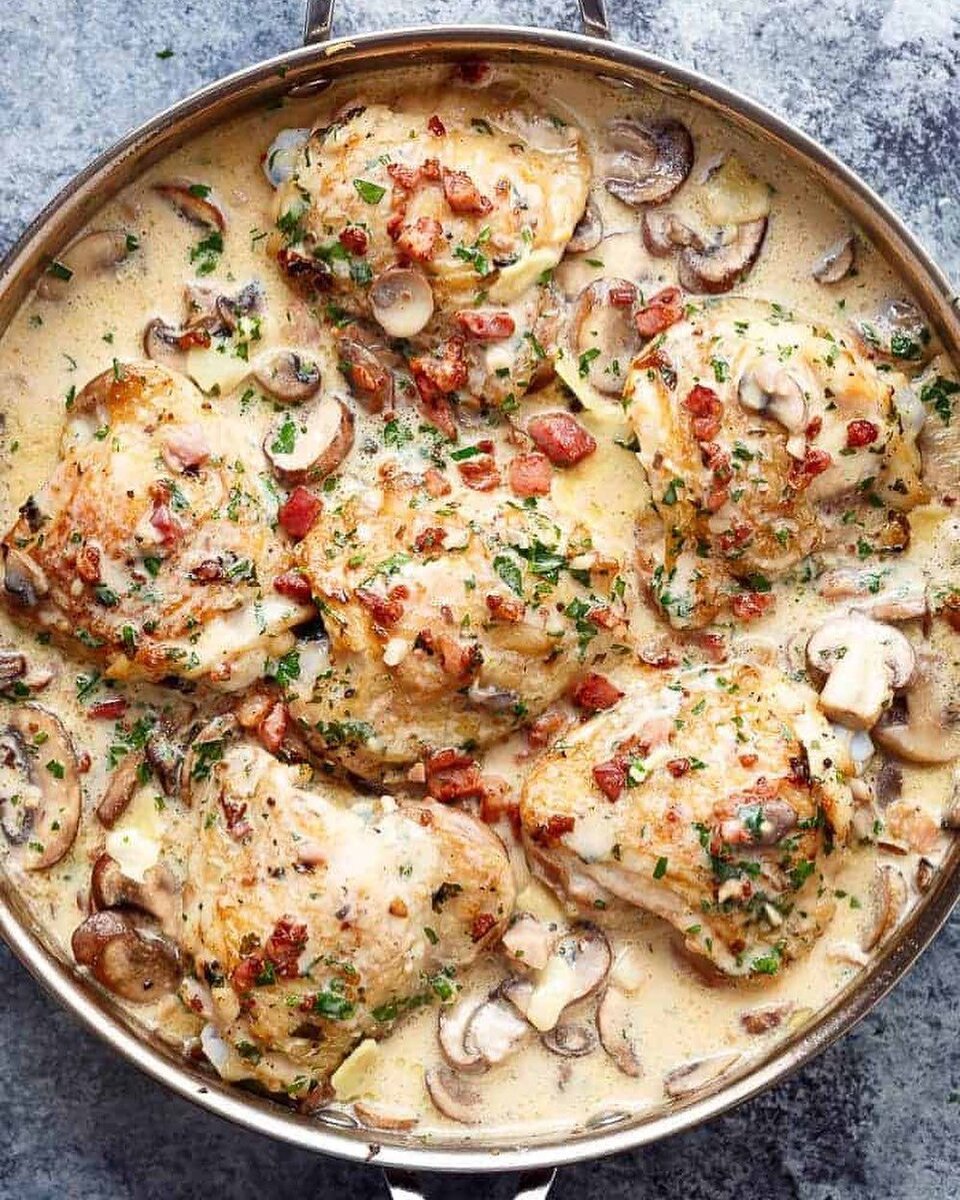Что приготовить на ужин вкусное и необычное. Куриные бедра в сливочном соусе. Курица с грибами в сливочном соусе. Запеченная в сливочном соусе. Куриная грудка с грибами в сливочном соусе