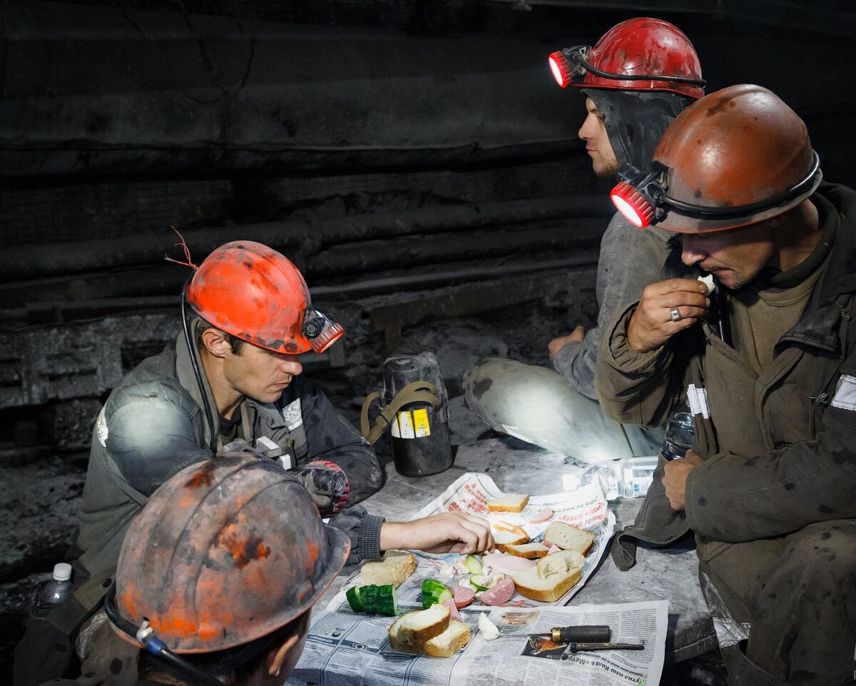 Источник news.myseldon.com. Его к шахтерам куда-нибудь надо. А то ишь, за копейки работать не будет, и кушаем мы непонятно что!