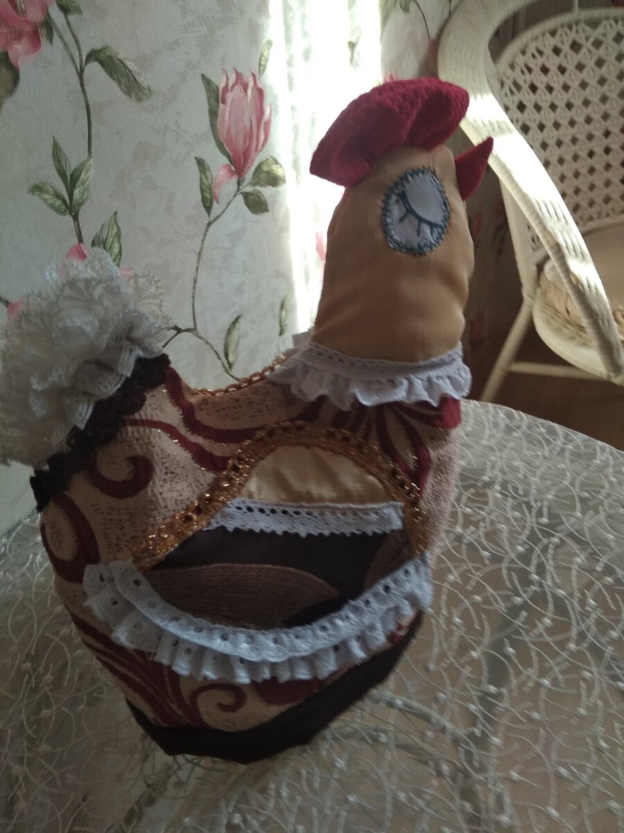 В моей семье очень любят травяной чай. Летом стараемся  не упустить драгоценное время, когда все растет и можно сорвать и приготовить все  свежее с ароматами лета. Сшила из  хлопка все детали петушка, а отделку  из кружевной тесьмы. Под подкладку пришила сентипон. Получилась грелка на чайник. А на зиму насушили  все, что могли собрать за лето. Зимой также будем наслаждаться любимым напитком.