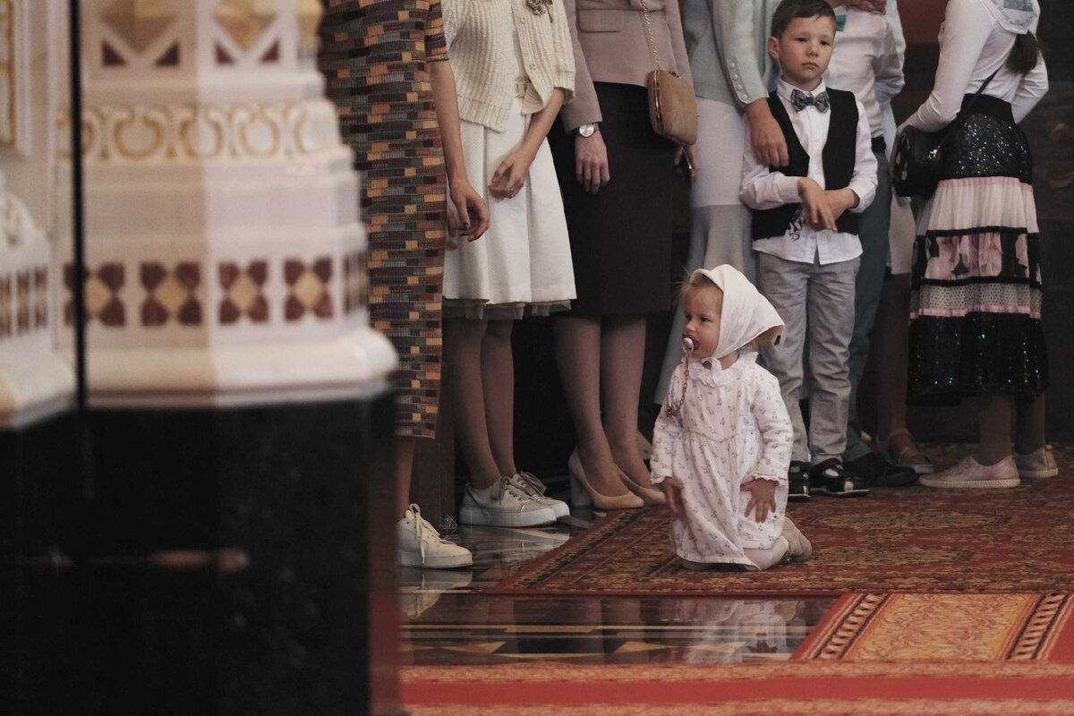 Даже этот маленький Ангелочек нуждается в общении с Богом…  Источник: https://foto.patriarchia.ru/news/patriarshee-sluzhenie-v-nedelyu-4-yu-po-paskhe-v-khrame-khrista-spasitelya-v-moskve-2019-05-19/
