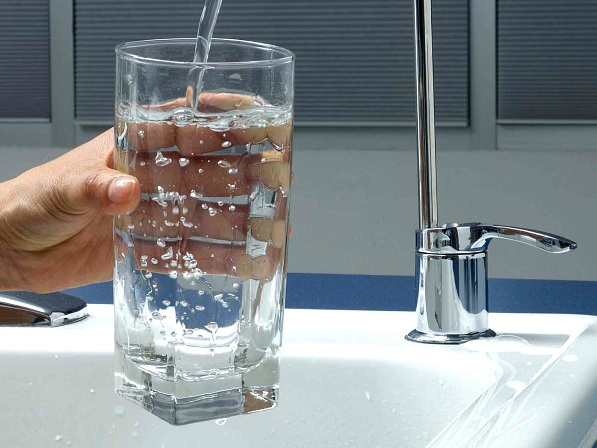 Питьевая вода дома фильтр. Фторирование водопроводной воды. Чистая вода. Очистка питьевой воды. Стакан для фильтра воды.