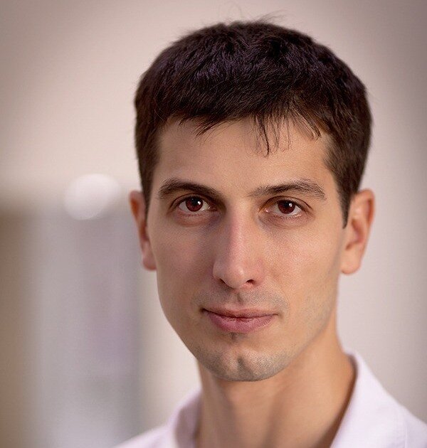 © Дмитрий Сергеев, врач-невролог, переводчик. Помогает фонду «Вера» с 2017 года 