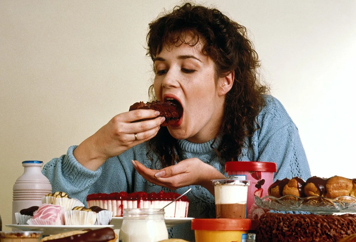 Часто повышение аппетита. Обжорство. Заедать стресс едой. Переедание вредная привычка. Импульсивное переедание.