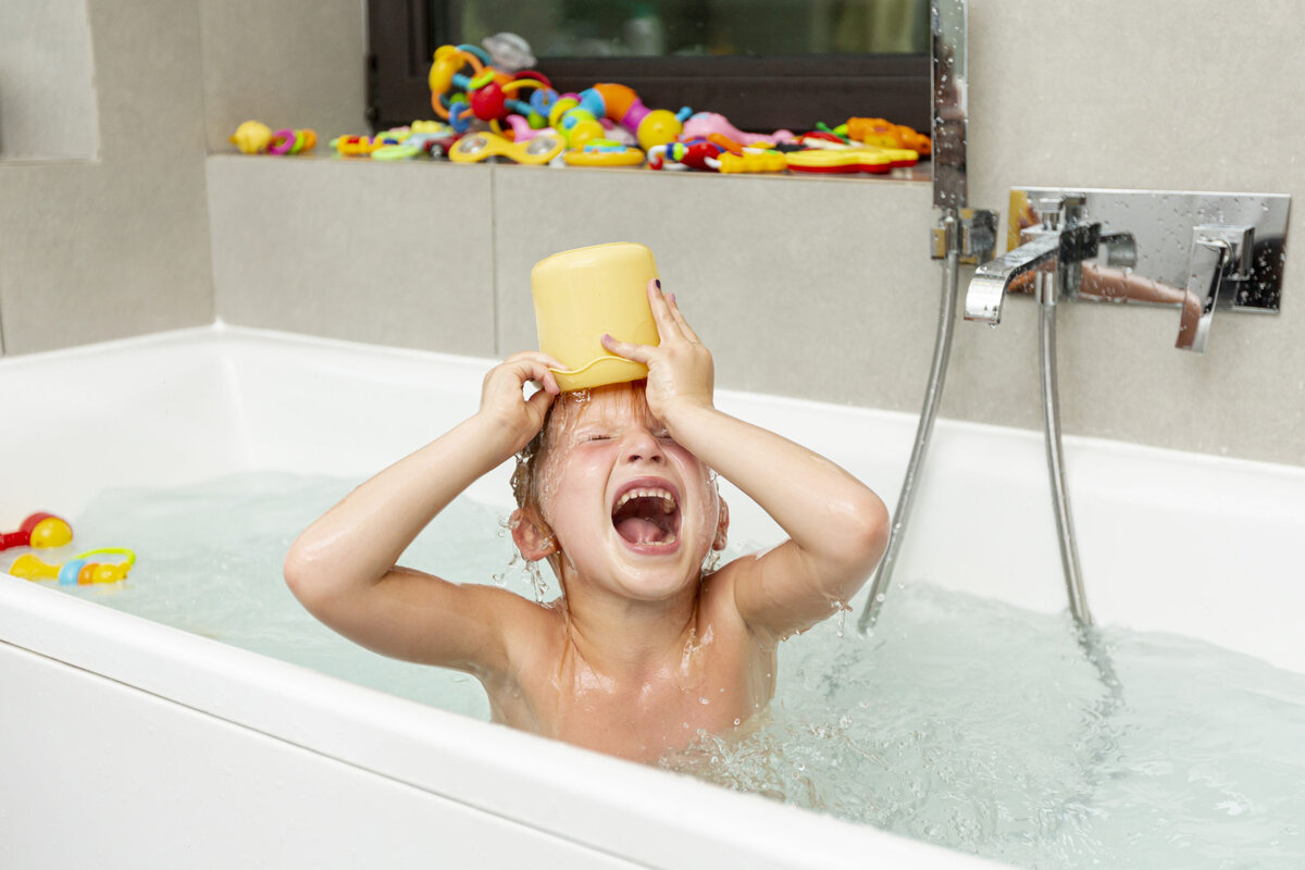 Taking bath. Малыш в ванной. Дети в ванной комнате. Дошкольники в ванной. Детишки в ванной.