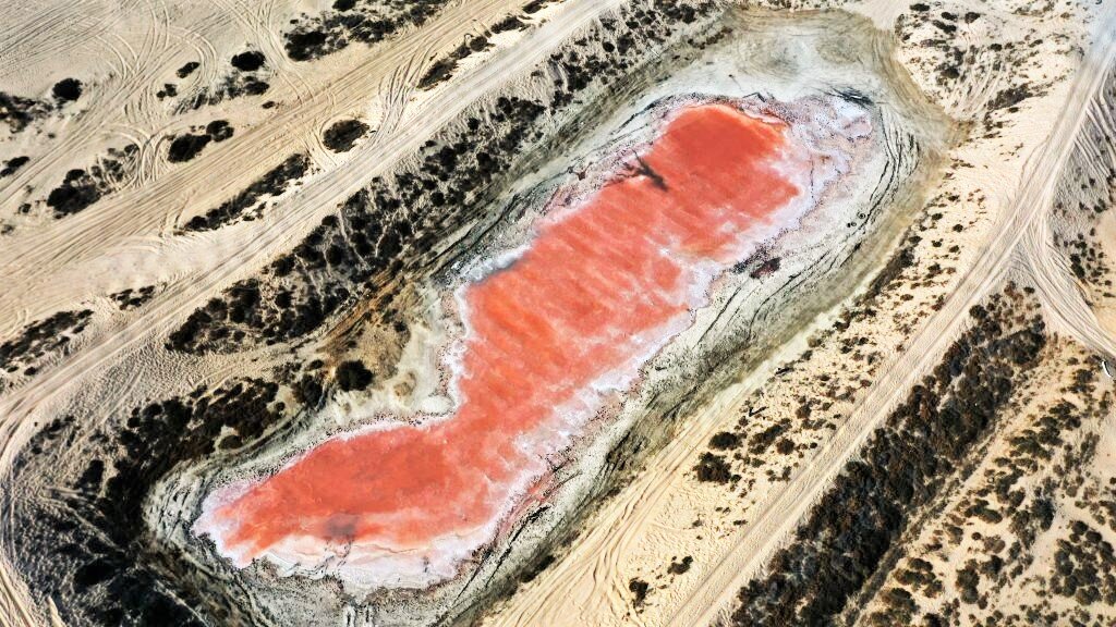 Уникальные явления природы часто поражают свои великолепием. Розовое озеро, ОАЭ