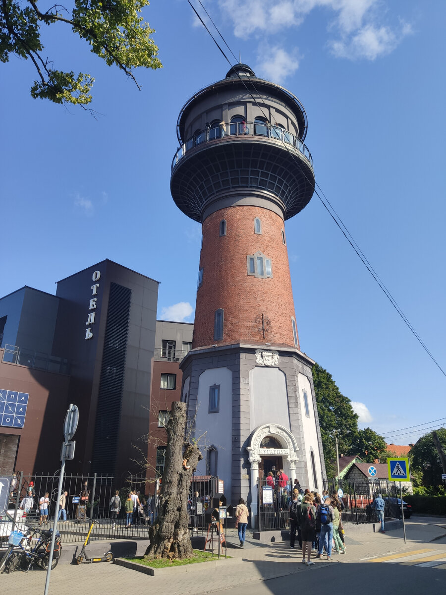 Часы посещения с 10 утра до 8 вечера. Очередь на вход начинается уже с открытия. Посещение смотровой площадки стоит 150 рублей. Стоимость площадки и музея 280р.