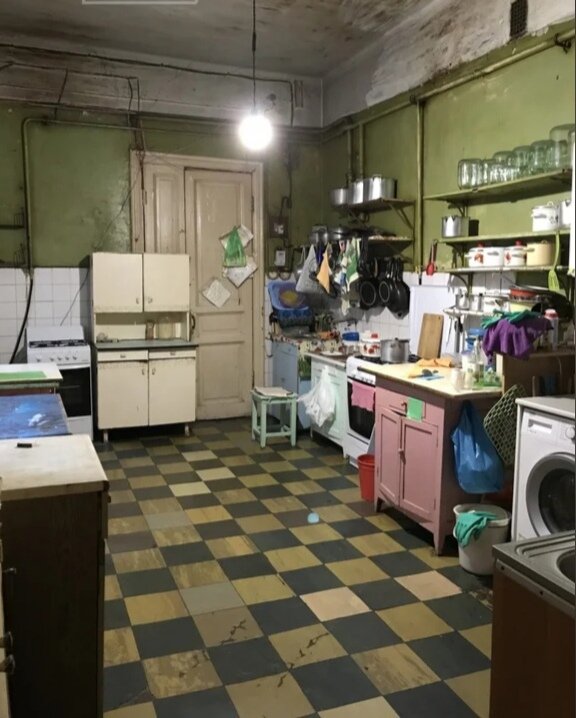 Кухня в коммунальной квартире в Центре Петербурга