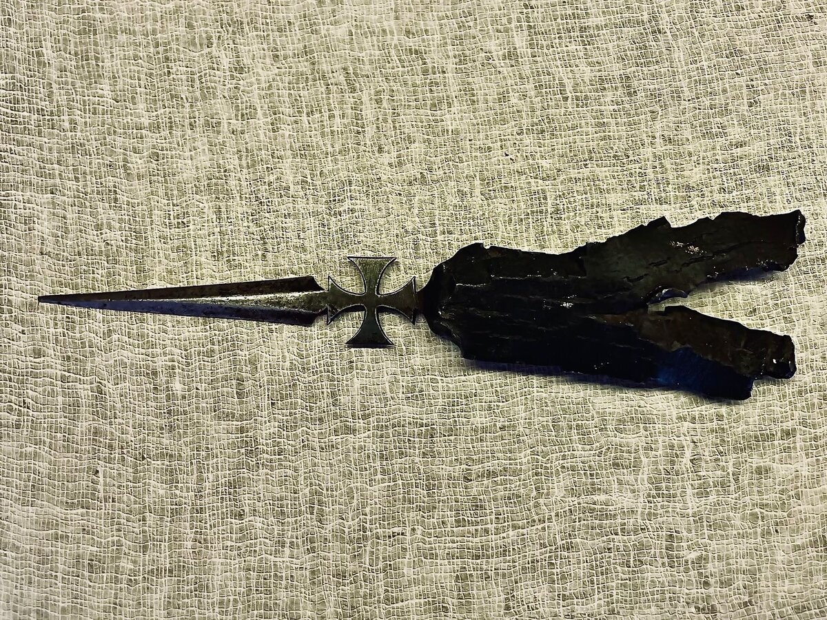 Нож с необычным "прошлым". Сначала его брали на вылазки во вражеские окопы в Вердене, потом вскрывали им конверты. Фото Радика Кудоярова