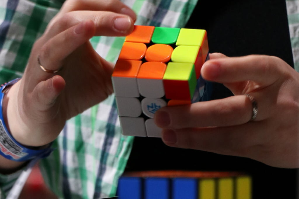 Как собрать кубик Рубика. Фирменная видео-инструкция от Rubik's - Лаборатория Игр