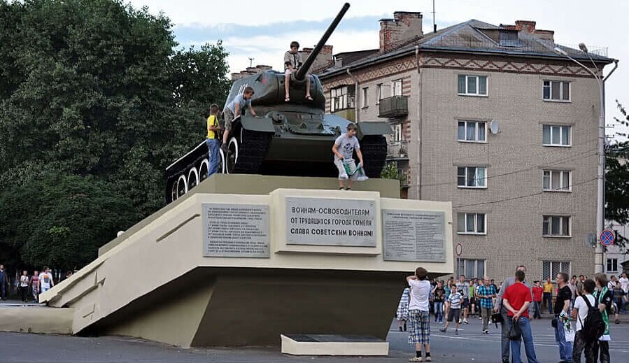 Юные земляки автора статьи на постаменте с советским танком "Т-34-85" в г. Гомель