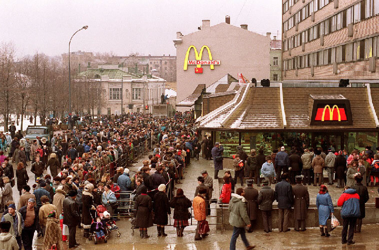 Москва. Первый Макдональдс открыт 31 января 1990 года. /фото реставрировано мной, изображение взято из открытых источников/