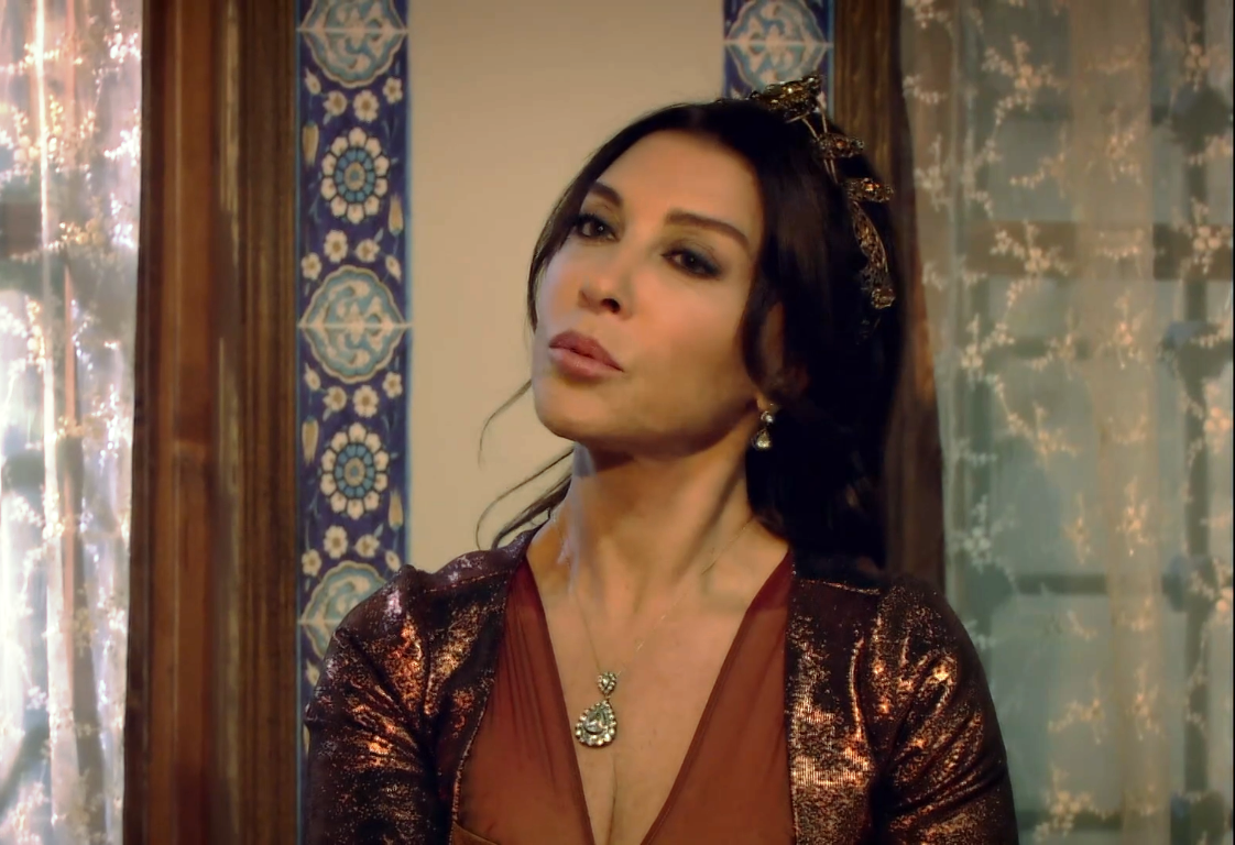 Сценаристы как бы намекают, что женский султанат мог начаться вовсе не с Хюррем, опоздай она хотя бы немного. Кадр из сериала