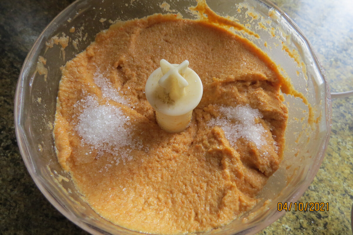 Рыжики перемолоть блендером, добавить немного сах. песку и раст. масла. Вкуснее красной икры и просто соленых рыжиков! Деликатес)