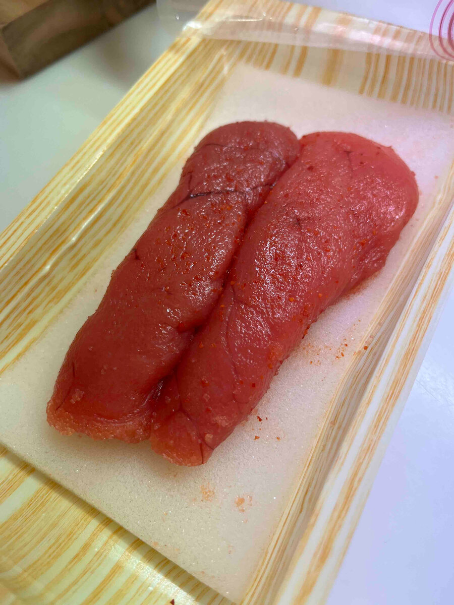 В Японии продают такую икру в пластиковой упаковке на специальной мягкой подушечке, чтобы не повредить икру. Рекомендуют хранить такую икру в холодильнике, при температуре, не выше  +10 градусов. Срок хранения около 1 недели.