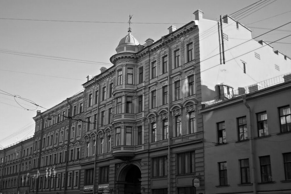 Фасад дома №64 по Гороховой улице.