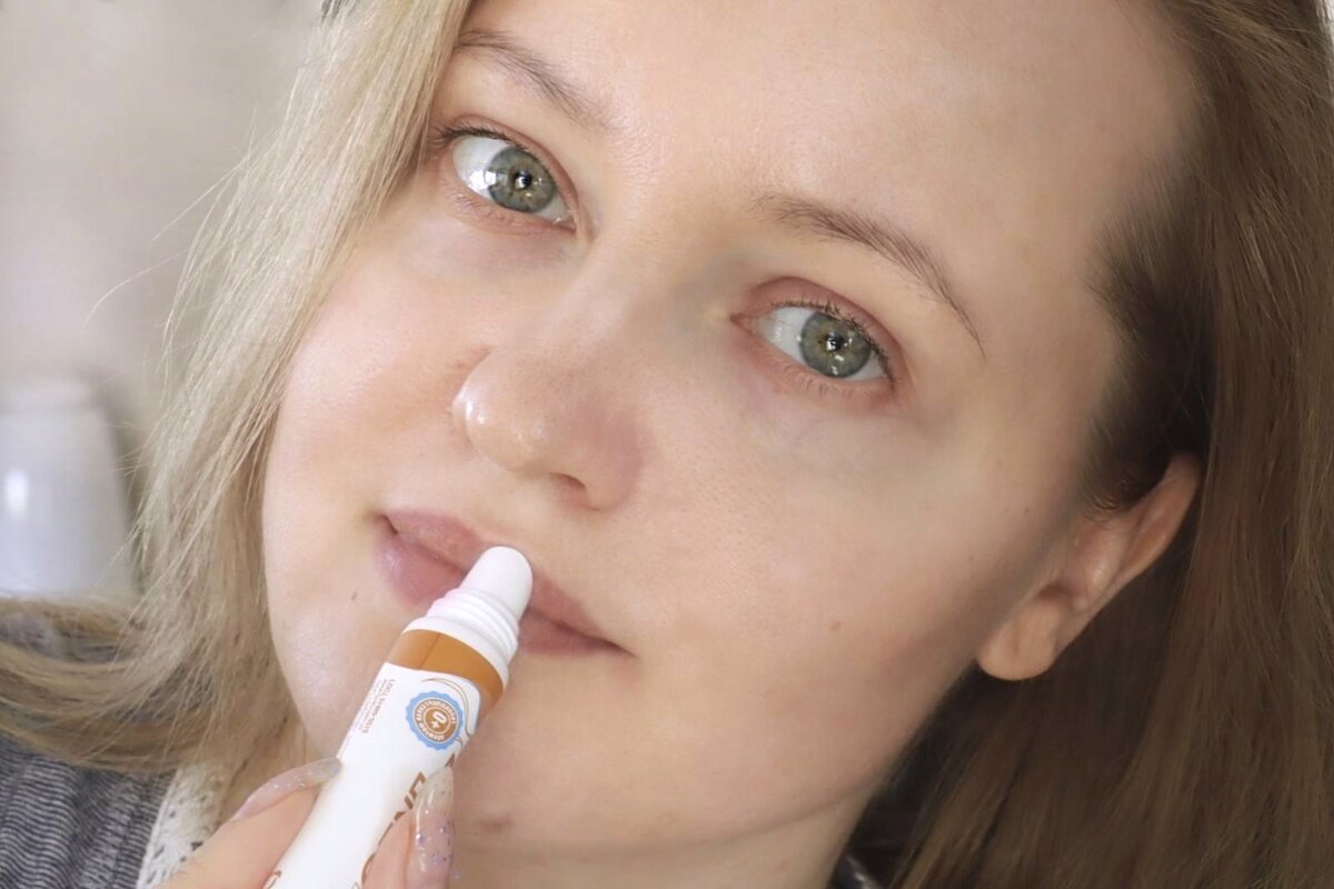 Бальзам в виде белого крема. При распределении на коже быстро впитывается, не оставляет липкости совсем