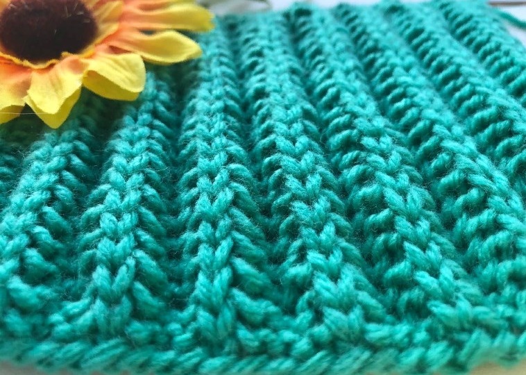 "Кукурузная резинка": объёмный двухсторонний узор спицами, раппорт составляет 1 ряд