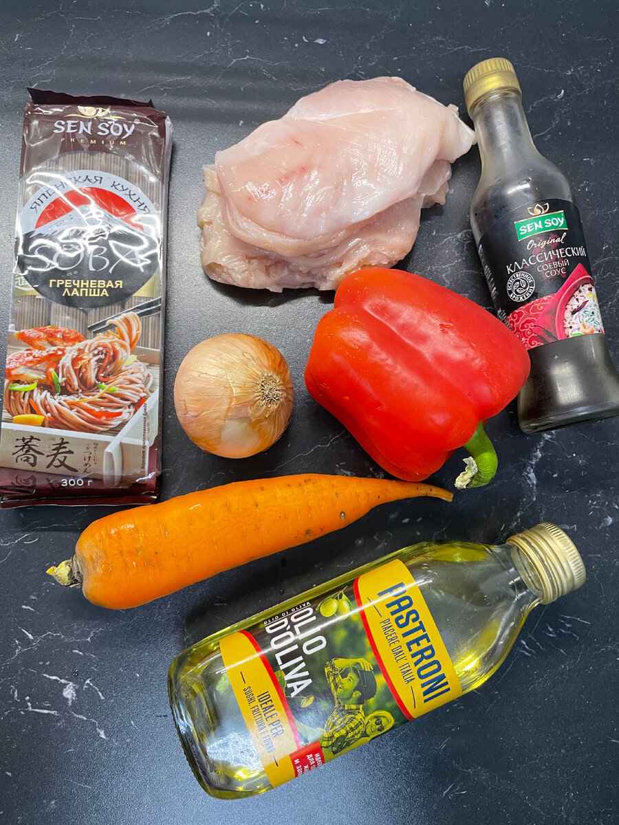 Приступим к приготовлению. Куриное филе вымыть, высушить и нарезать соломкой