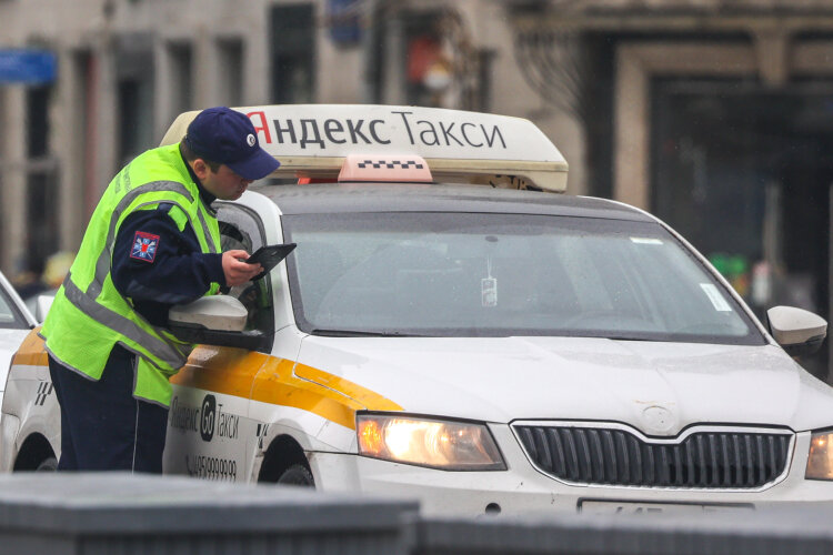 За 2021 год с участием автомобилей такси совершено 3,7 тыс. ДТП, в которых погибли 149 человек. Две трети этих транспортных происшествий произошли по вине водителя. Фото: «БИЗНЕС Online»