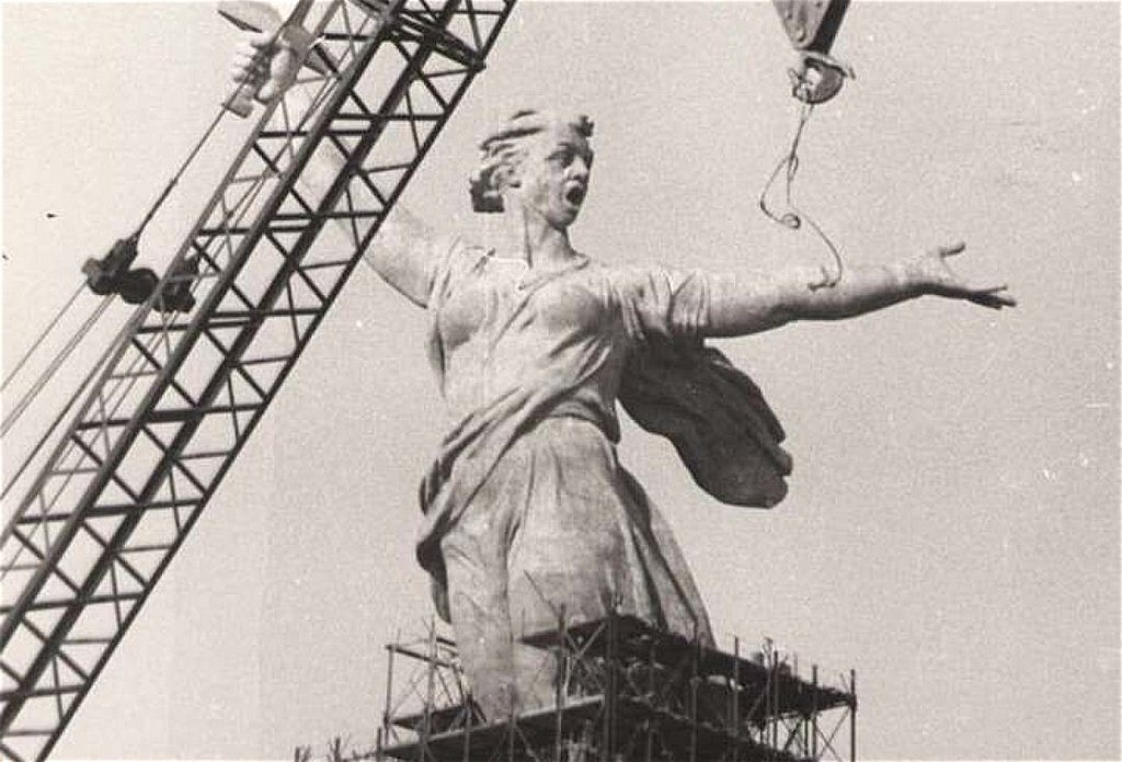 Памятник история создания. Строительство монумента Родина мать в Волгограде. Год постройки монумента Родина мать в Волгограде. 1967 – Завершено строительства монумента «Родина-мать» в Волгограде.. Родина мать Волгоград 1967.