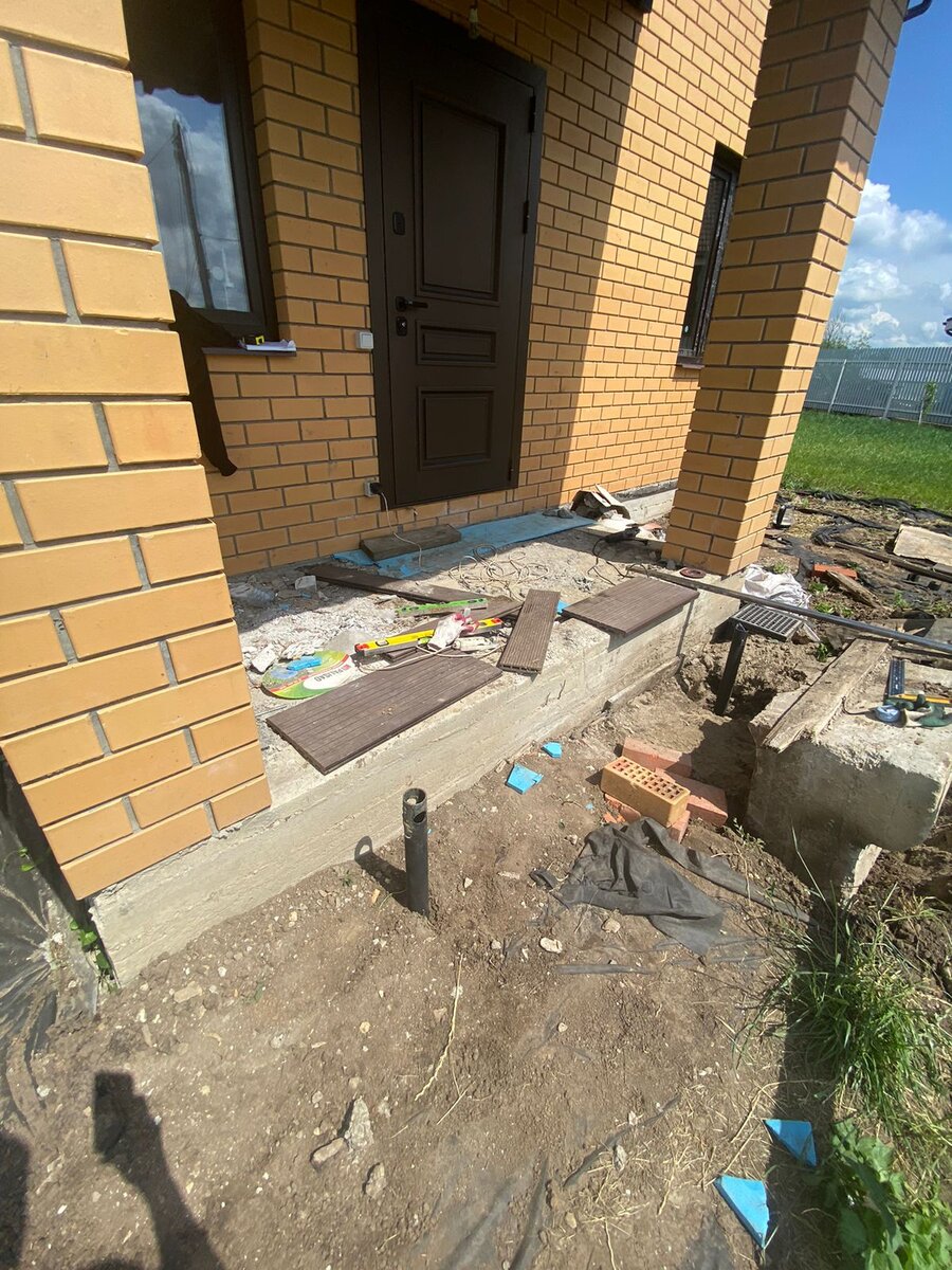 Закрутили две винтовые сваи 57*2000 мм в качестве опор для металлического каркаса
