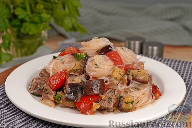 говядина, баклажаны, помидоры, фунчоза, лук репчатый, зелень, масло растительное, соль, перец чёрный молотый