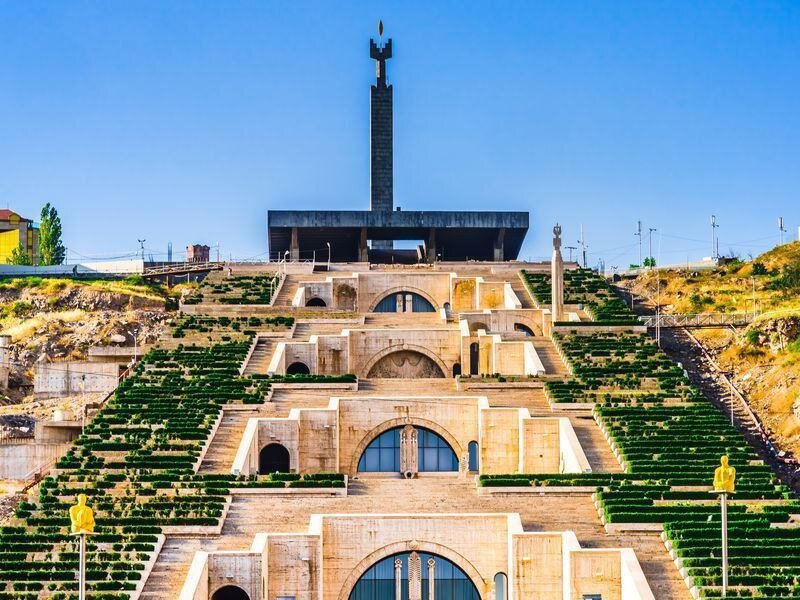 В армянской культуре и моральных ценностях, гостеприимство занимает одно из важнейших мест. 
Армяне считают, что гость является посланником Бога и чем лучше принять его у себя дома, тем больше счастья и благополучия вернется к хозяину дома.

В любой точке Армении и вне зависимости от ситуации, люди готовы даже без спроса предложить помощь встречному. 

Если вы вдруг заблудитесь, то вам с большой радостью подскажут дорогу, и возможно даже сопроводят вас до пункта назначения.

Если разговориться с кем-то из местных жителей, то не нужно удивиться, если он пригласит вас к себе домой или предложит провести экскурсию для вас.

Не нужно искать в этом никаких корыстных целей, просто армяне считают своим долгом максимально помочь гостю.

В столице Армении, в силу занятости людей и более напряженному графику, можно не ощутить всю палитру гостеприимства. Однако, за пределами Еревана можно удивиться бесконечному радушию армян.
