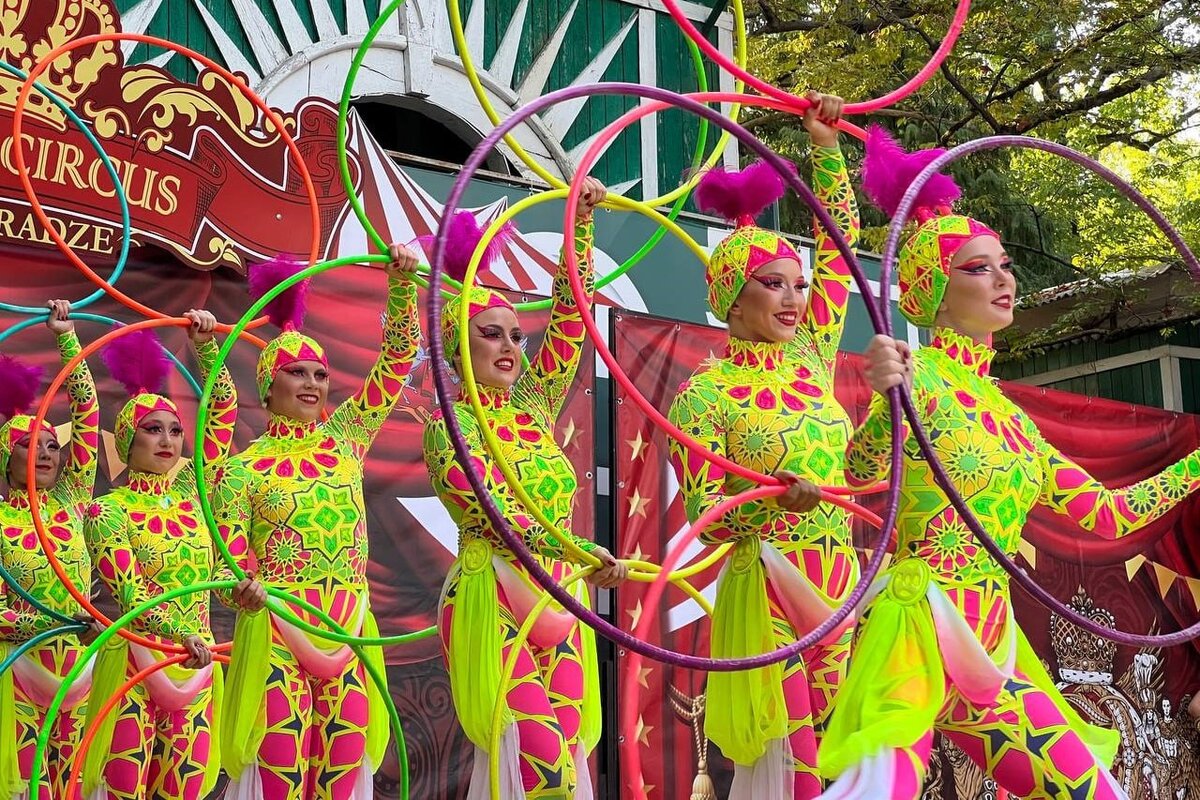 Карнавал на реке. Карнавальное шествие. Большой сенной карнавал. Большой сенной карнавал. Риека карнавал.