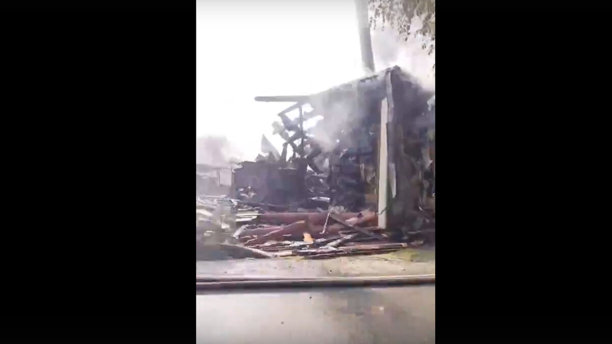     Огонь полностью уничтожил здание: жуткие кадры с места ЧП появились в соцсетях.