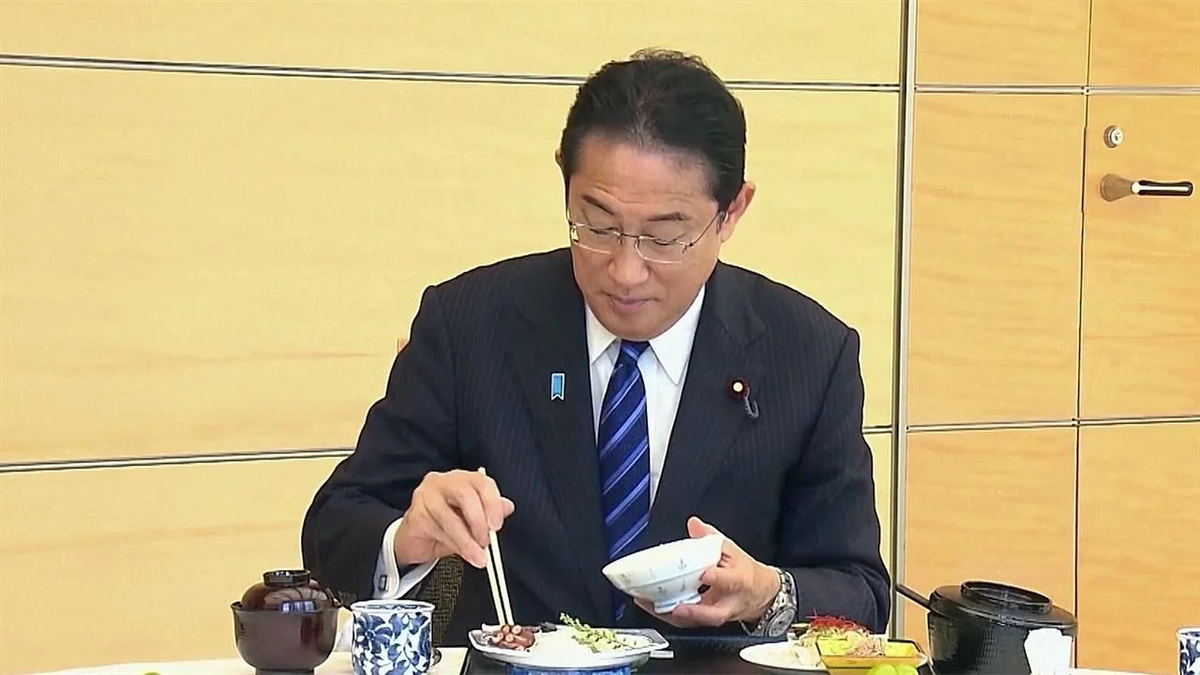 Кисида ест рыбку с берегов Фукусимы